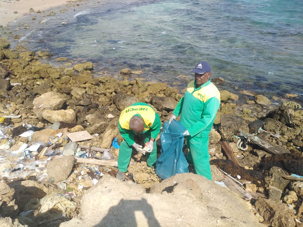 عمال شركة النظافة خلال المشاركة على الشواطئ 
