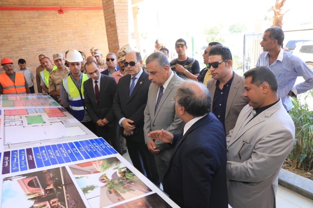 محافظ سوهاج يتفقد مشروعات المبادرة الرئاسية لتطوير الريف المصري  حياة كريمة  بقرية العوامية  (7)