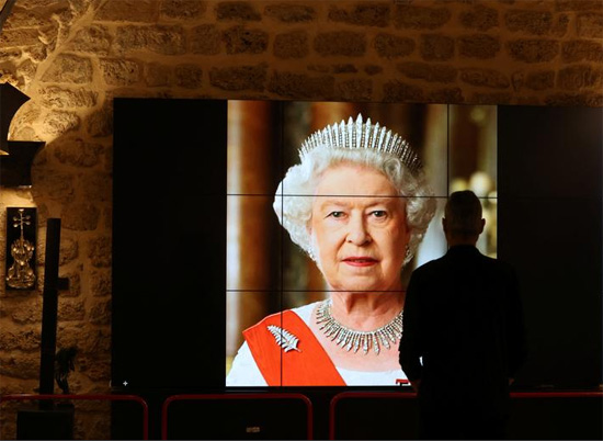 صورة لملكة بريطانيا إليزابيث معروضة في متحف أوري جيلر في يافا