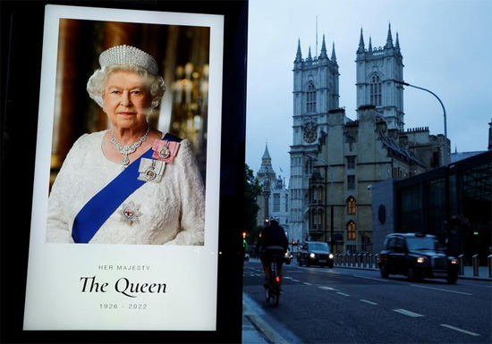 صورة للملكة إليزابيث معروضة في محطة للحافلات خارج وستمنستر أبي في لندن