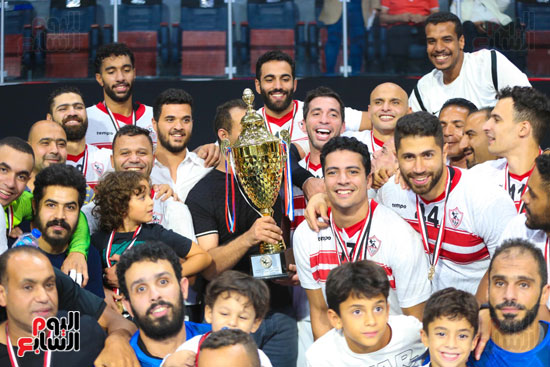 لاعبي الزمالك يحملون كأس السوبر