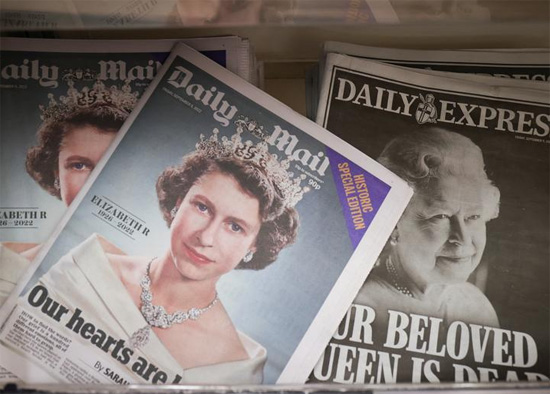 صحف تحمل صور ملكة بريطانيا إليزابيث