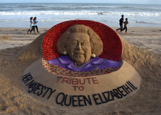 تمثال رملي للملكة إليزابيث على شاطئ في بوري ، فى الهند