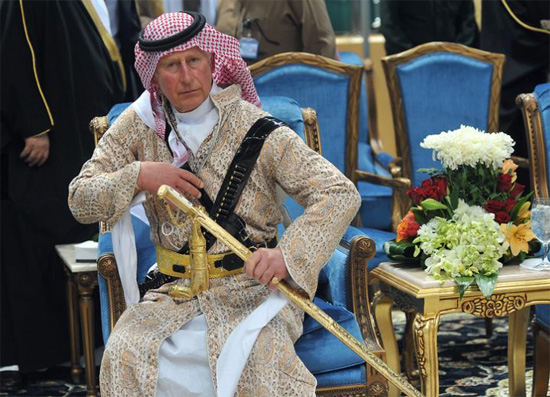 الأمير تشارلز مرتديا الزي السعودي التقليدي