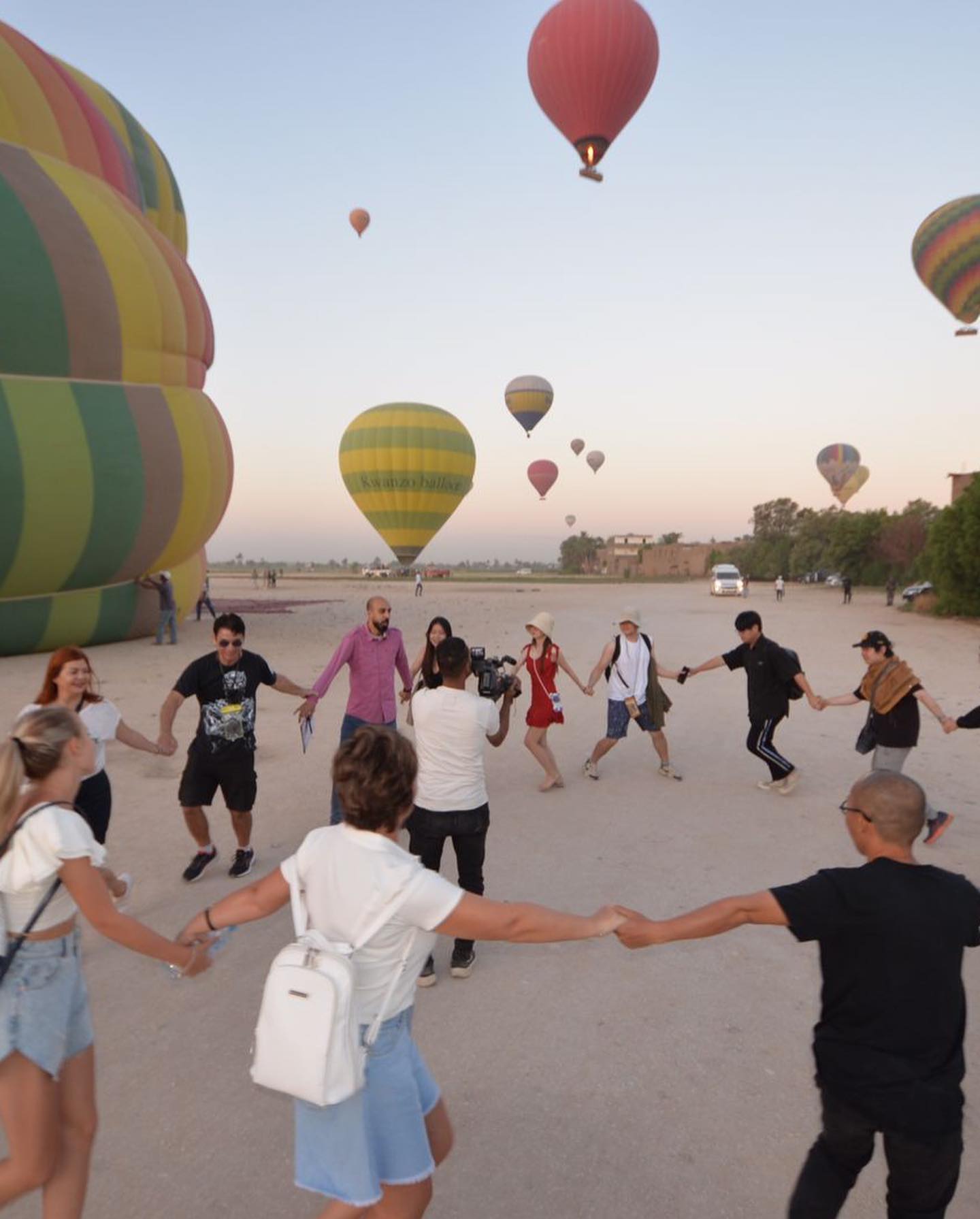 حلقات من البهجة بين السياح فى رحلات البالون