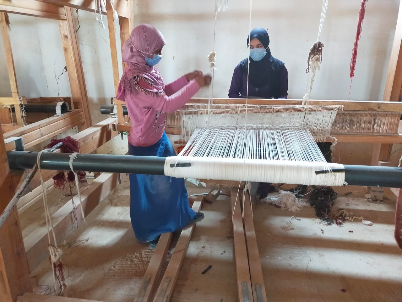 تدريب فتيات على مهنة صناعة السجاد