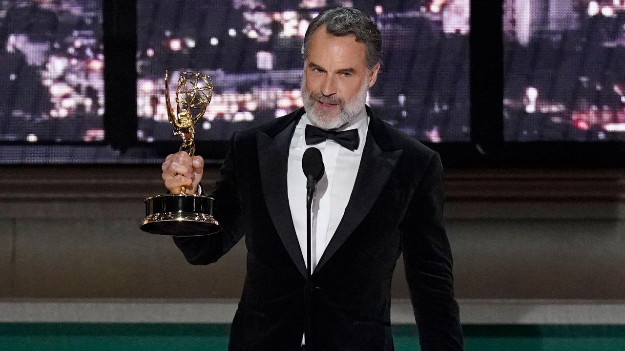 مايكل كيتون أفضل ممثل عن Dopesick و موراي بارتليت أفضل ممثل مساعد بجوائز Emmy (1)
