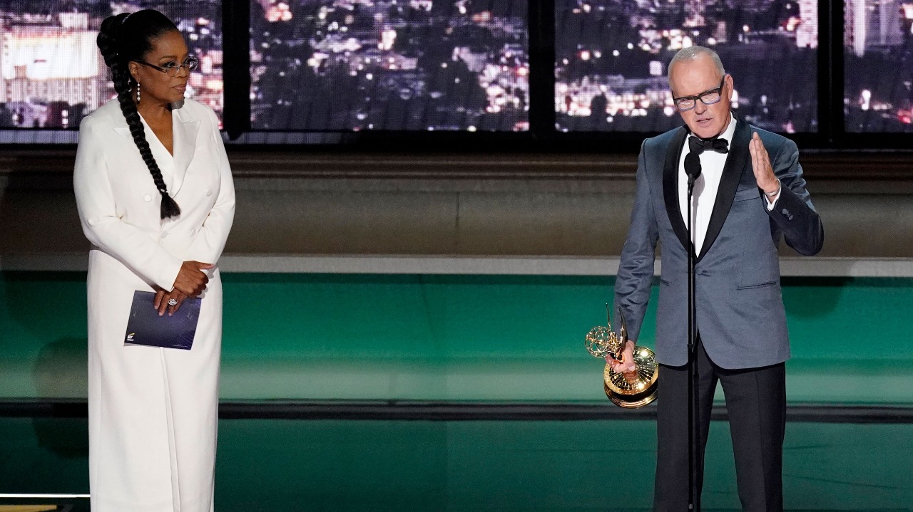 مايكل كيتون أفضل ممثل عن Dopesick و موراي بارتليت أفضل ممثل مساعد بجوائز Emmy (2)