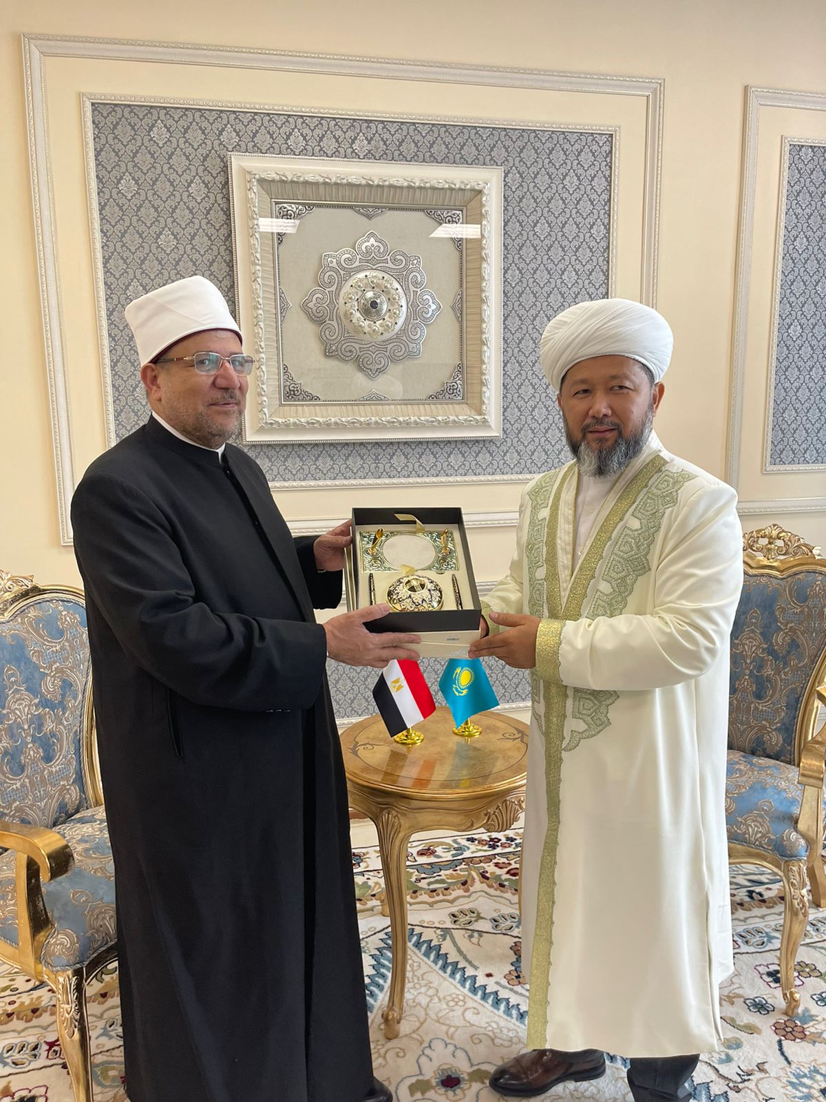 مفتي كازاخستان يهدي درع الإدارة الدينية لمسلمي كازاخستان لوزير الأوقاف