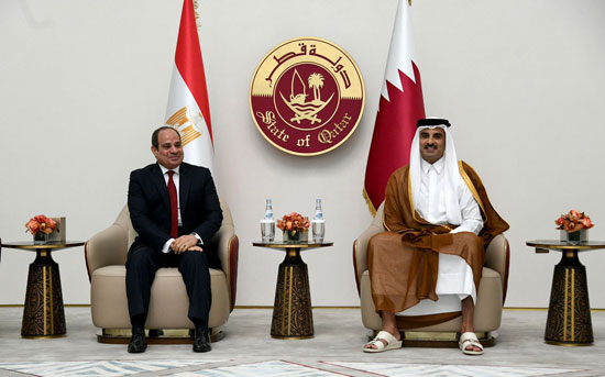 أمير قطر يستقبل الرئيس السيسى بمطار حمد الدولى فى الدوحة (2)