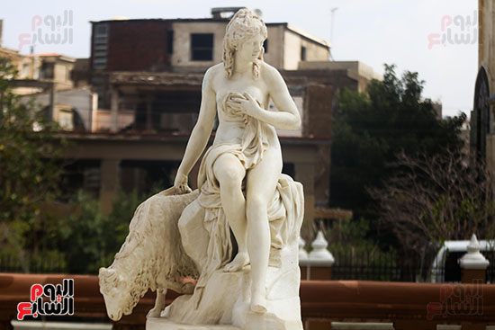 تمثال فى مدخل القصر 