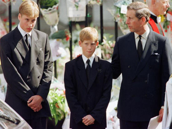 الأمير تشارلز يضع يده على كتف الأمير هاري بينما ينظر الأمير ويليام