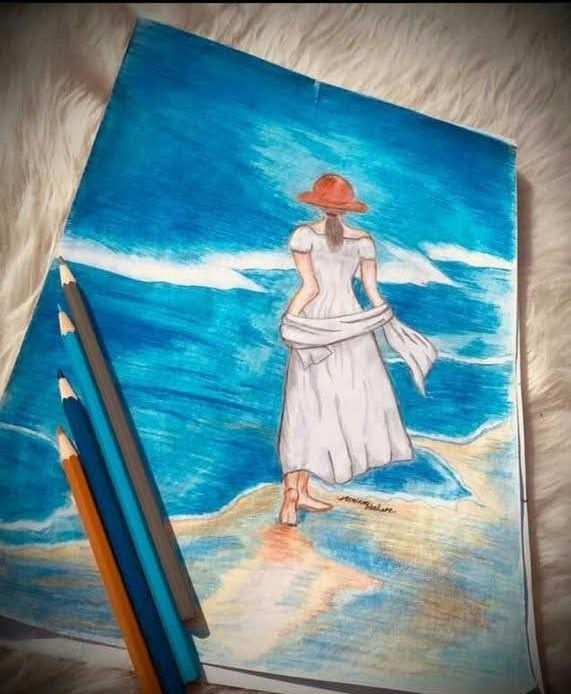 فتاة تقف على شاطئ البحر