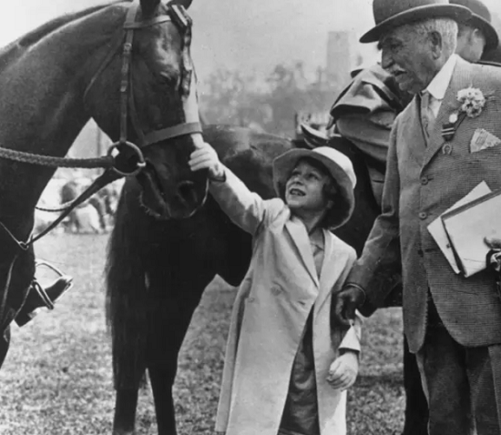 الملكة وهى طفلة مع أحد الخيول