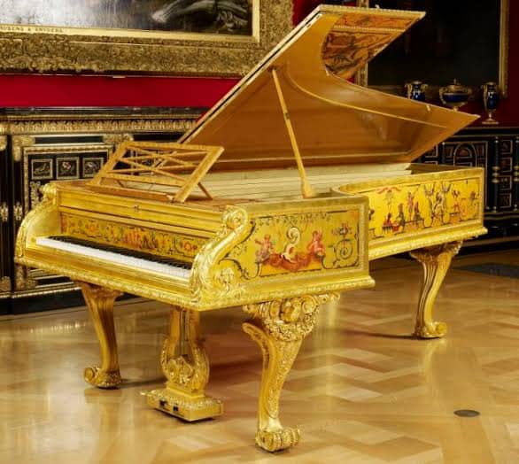 البيانو الذهبى
