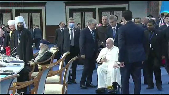لحظة دخول بابا الفاتيكان قاعة المؤتمر على كرسيه المتحرك