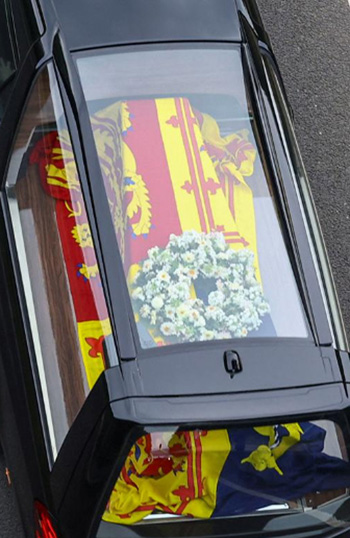 سيارة تحمل جثمان الملكة إليزابيث