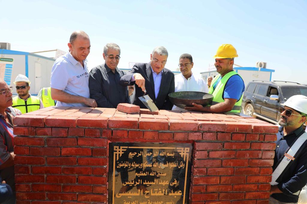 محافظ المنيا يضع حجر أساس محطة معالجة الصرف الصحي الثلاثية بالشيخ فضل بمركز بني مزار (2)