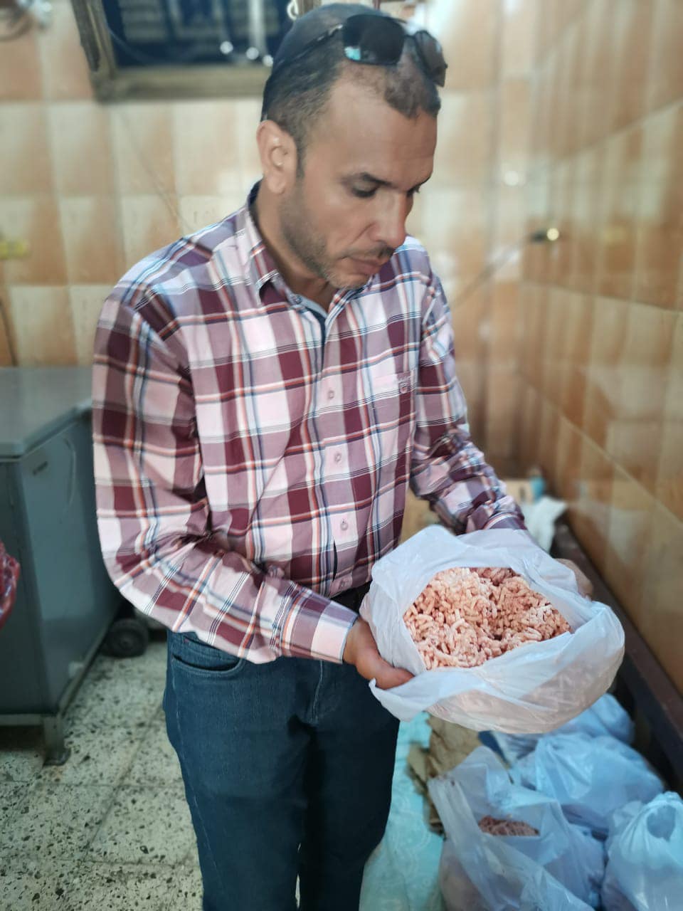 الدكتور أحمد حمدى أثناء عملية التفتبش وضبط مخلفات اللحوم  (4)