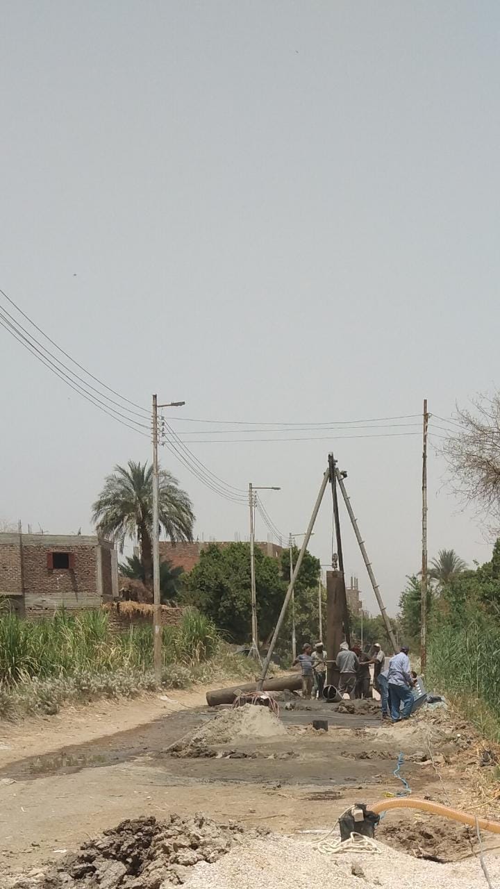 توصيلات الصرف الصحي بقرية الصعايدة