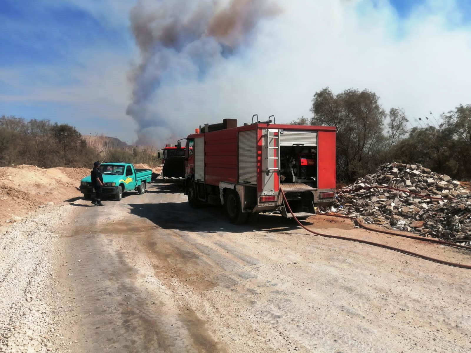 أعمال إخماد حريق مرزعة الصرف الصحى بأخميم  (1)