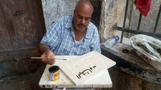 عم محمود أقدم صنايعى للحفر اليدوى على الرخام بالبحيرة (2)