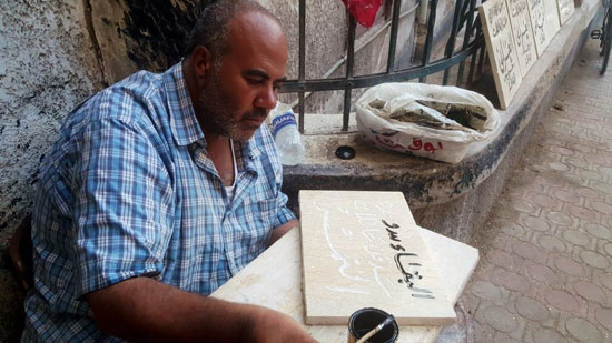 عم محمود أقدم صنايعى للحفر اليدوى على الرخام بالبحيرة (6)