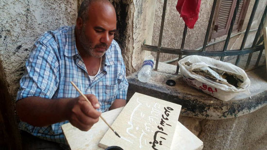عم محمود أقدم صنايعى للحفر اليدوى على الرخام بالبحيرة (4)