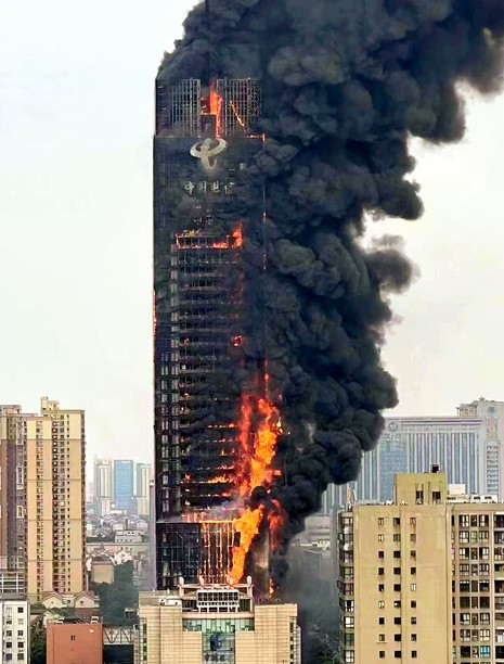 النيران تلتهم المبنى