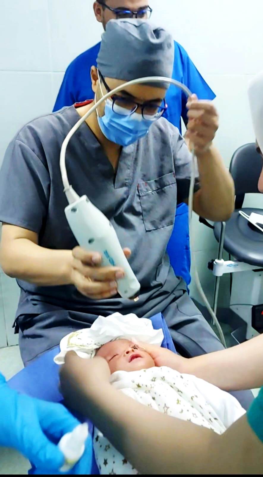 تشغيل احدث جهاز لعيون الاطفال بالمستشفى التعليمي (1)