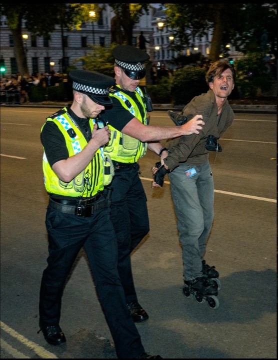 رجال الشرطة البريطانية يعتقلون الشاب