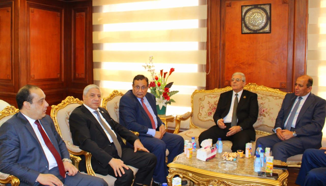 رئيس النيابة الإدارية يستقبل وفد مجلس إدارة نادي قضاة مصر (2)
