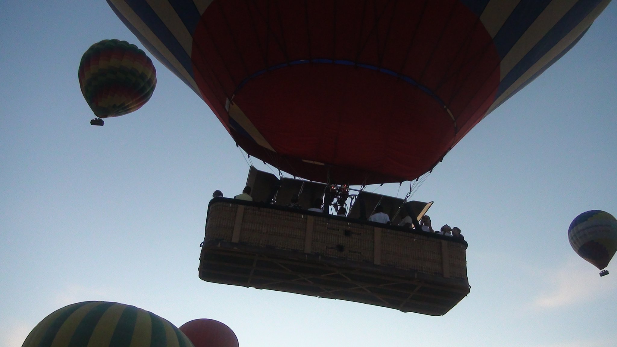 استمتاع السياح برحلات البالون بالأقصر