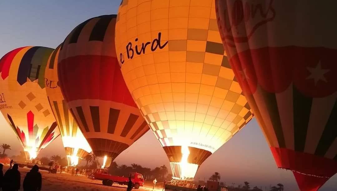 البالونات الطائرة تسحر السياح فى الأقصر