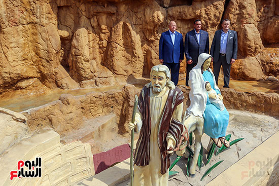 وزيرا السياحة والتنمية المحلية ومحافظ القاهرة يفتتحون حديقة شجرة مريم (6)
