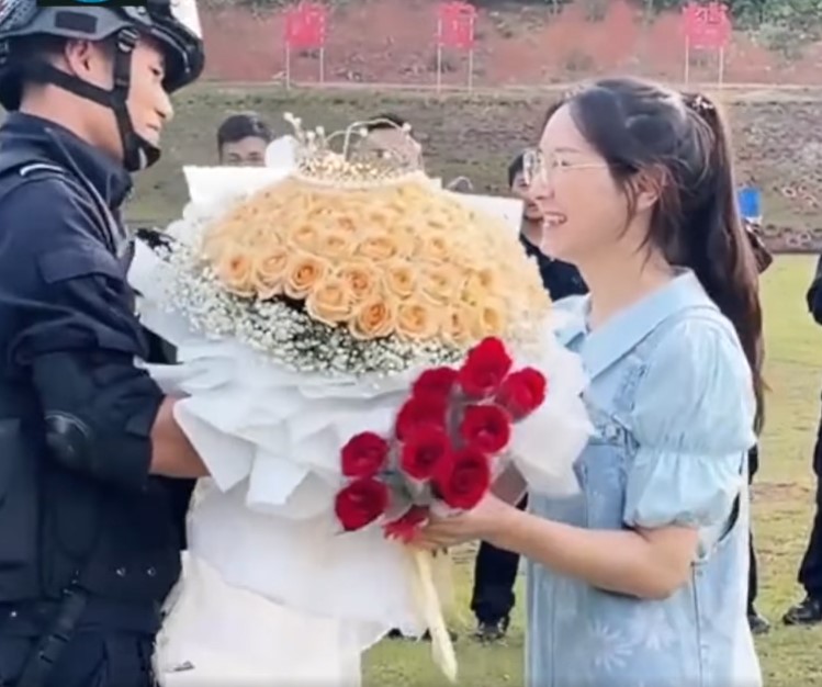 الشرطى الصينى يقدم باقة الورود لحبيبته