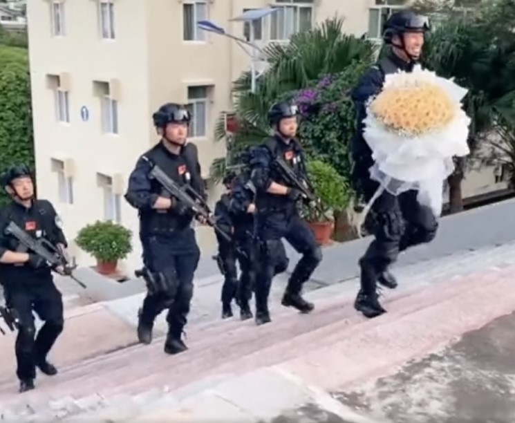 زملاء الشرطى يرافقونه بالأسلحة أثناء تقدمه بطلب الزواج