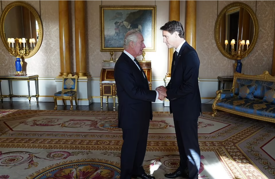 الملك تشارلز الثالث يصافح رئيس وزراء كندا