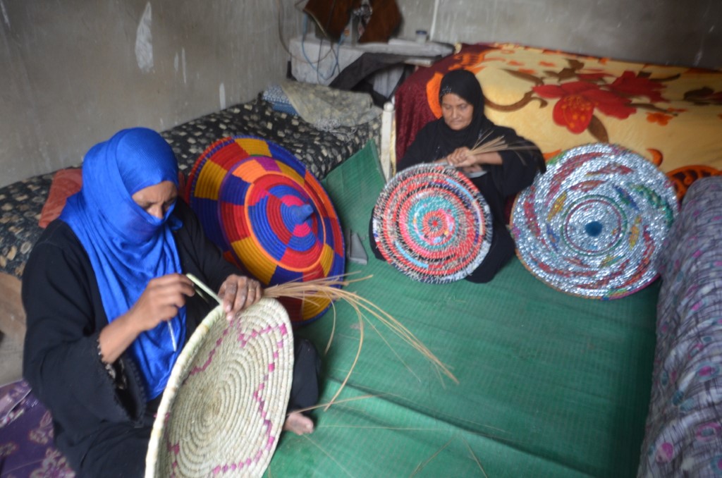 سيدات قرى الأقصر خلال تصنيع الأطباق يدوياً