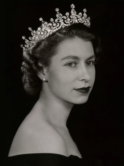 ارتدت الملكة إليزابيث الثانية تاج الملكة ماري فتيات بريطانيا العظمى