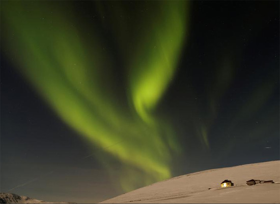 شفق قطبي في السماء خلال فصل الشتاء في هوسافيك بأيسلندا