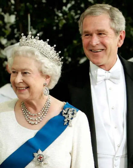مع الرئيس جورج دبليو بوش ، وارتدت عقد إكليل مع فتيات بريطانيا العظمى ،وبروش
