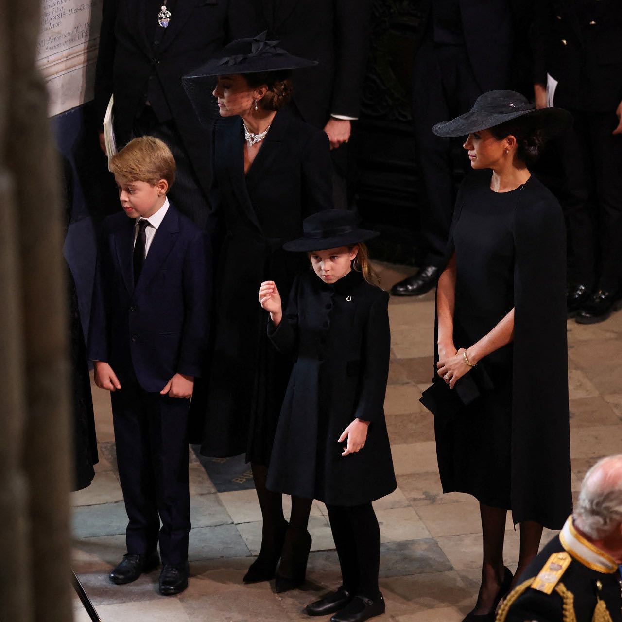 121549-الأمير-جورج-والأميرة-شارلوت-فى-جنازة-جدتهما-الملكة-إليزابيث