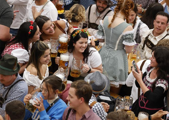 إقبال الناس على الاحتفال بمهرجان البيرة