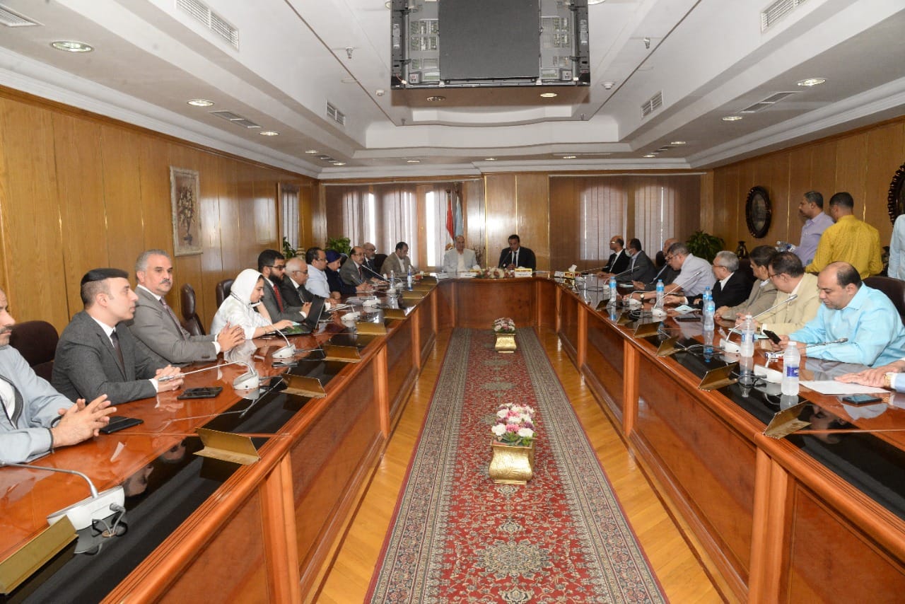وزير الصحة يجتمع مع أعضاء مجلسى النواب والشيوخ بأسيوط (2)