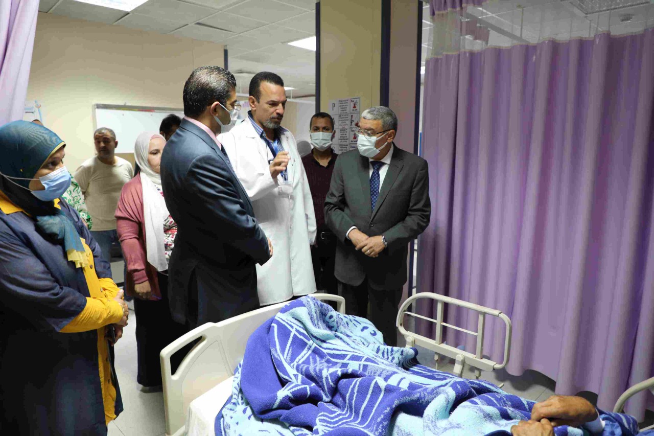 جولة تفقدية مفاجئة لمحافظ المنيا على المستشفيا (3)