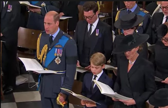 الأمير جورج يصلى على جدته الملكة