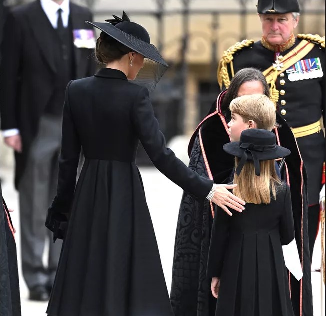 كيت ميدلتون وطفليها فى موكب جنازة الملكة