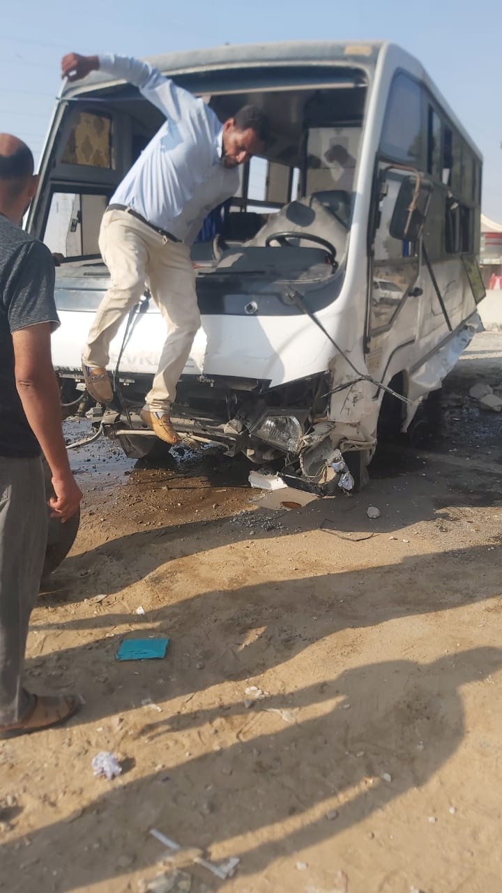  حادث تصادم سيارة مينى باص بالحاجز الخرسانى (2)