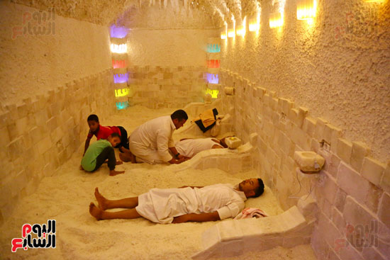 الزوار أثناء الدفن في الملح (4)